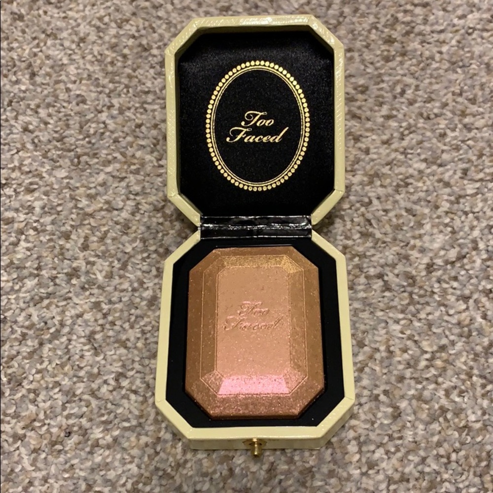 Too Faced Diamond Light highlighter
